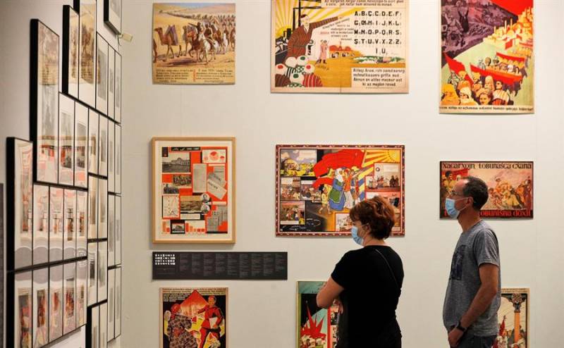 Dos personas observa algunas de las obras de la exposición 