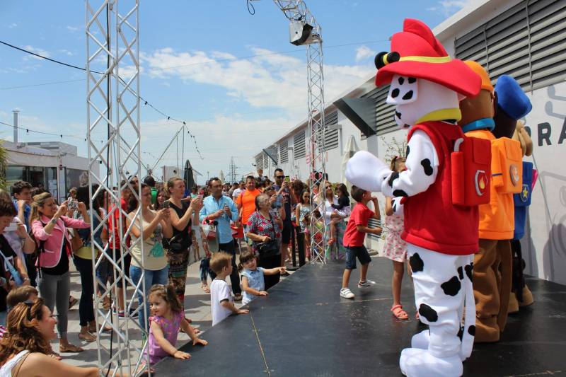 La terraza Nines celebra eventos de ocio familiar para adultos y niños. En la imagen, la actuación de la Patrulla canina.