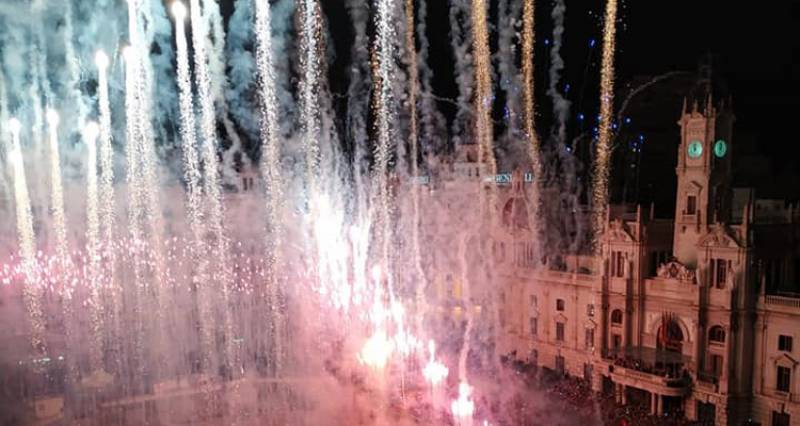 Una mascletà nocturna en una imagen de archivo. EPDA