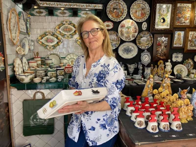 Dora, responsable del puesto Cerámicas Claur, una firma artesanal de Alzira presente en el mercado
