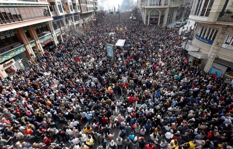 Público en un mascletà en la Plaza del Ayuntamiento. EPDA