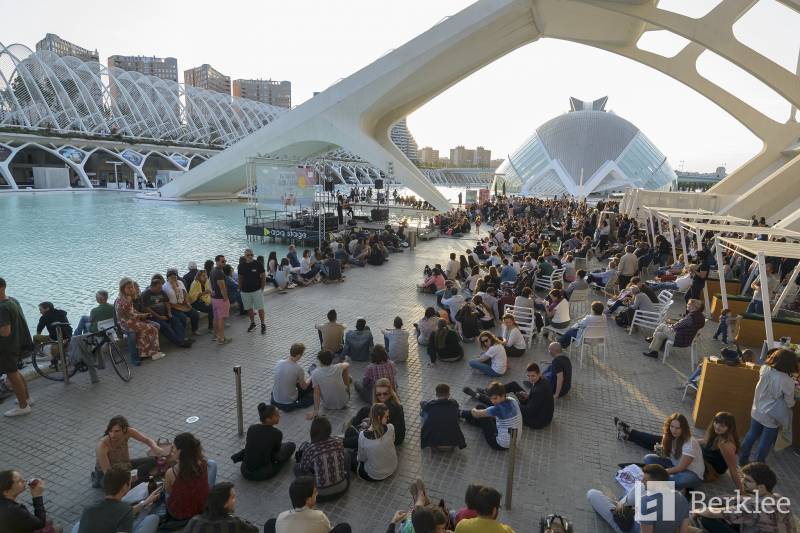 Un lago de conciertos, público