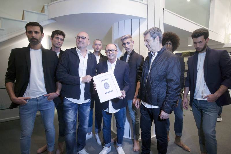 Alfredo Esteve entrega a Josep Lozano y Lluís Nadal la imagen corporativa que realizaron para la firma hace 25 años