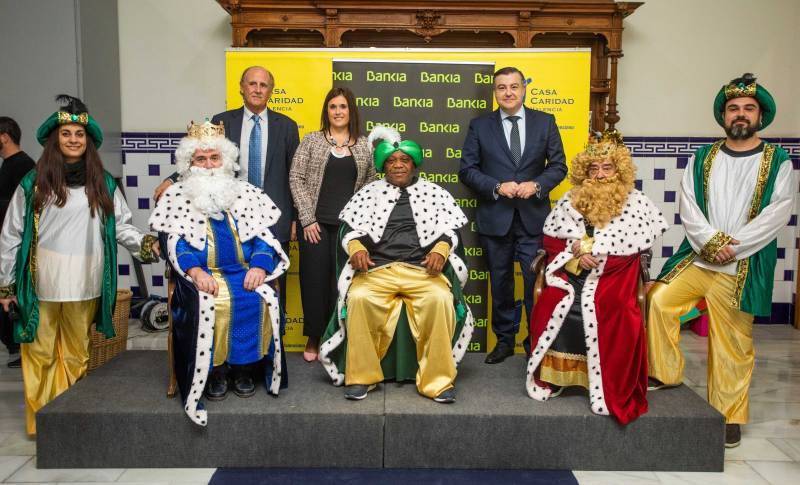 El presidente de Casa Caridad, Luis Miralles; y la directora comercial de la Territorial de Bankia en Valencia y Castellón, María Rosa Piqueras; y el director corporativo de la Territorial de Bankia en Valencia y Castellón, Jaime Casas, acompañan a sus Majestades los Reyes Magos de Oriente