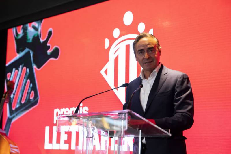 Guillermo Colomer en dos moments de la gala de lliurament del Premi Lletraferit de Novel·la 2019 que va tindre lloc el passat 5 de desembre. Foto Eva Máñez