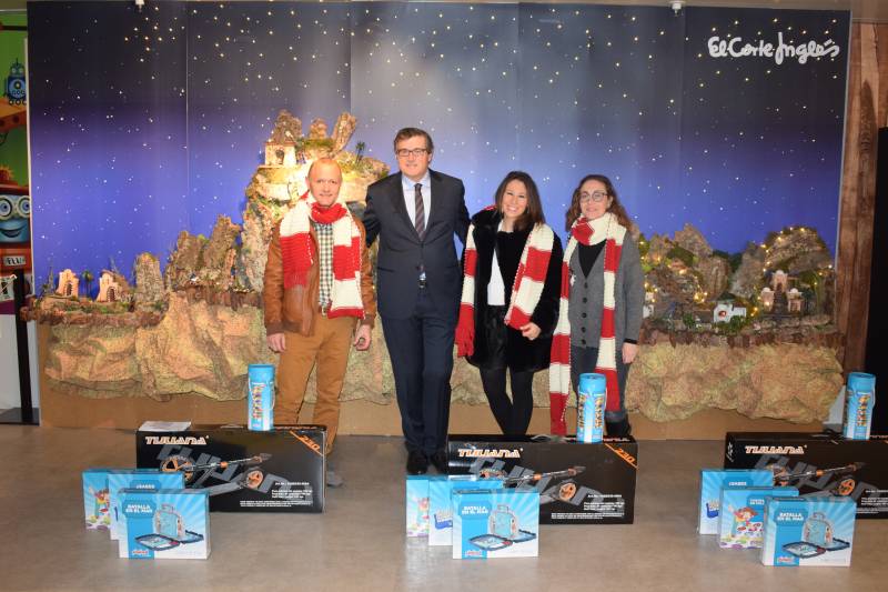 GANADORES DEL CONCURSO JUNTO A PAU PÉREZ RICO EN EL CORTE INGLÉS DE COLÓN