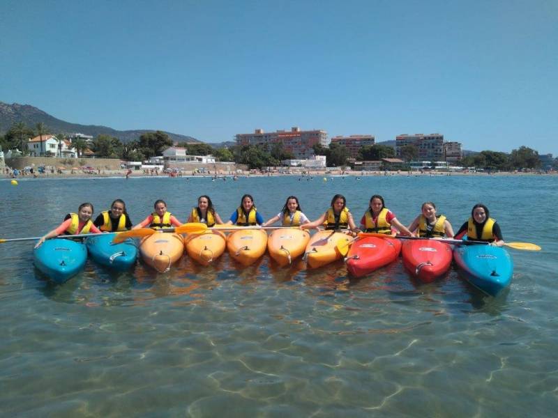 Jóvenes disfrutando de actividades en los campamentos del IVAJ.