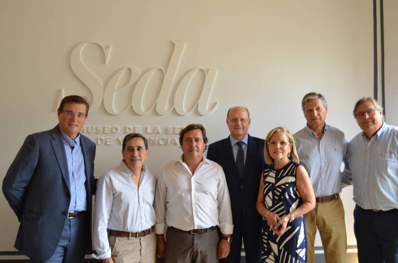 Miembros del Patronato del Colegio del Arte Mayor de la Seda - Álvaro Moliner, Vicente Genovés, Amparo Fabra, Rafa Marí y Eduardo Puertes - junto a Juan Sabater, director regional de El Corte Inglés, y Pau Pérez Rico, director de comunicación