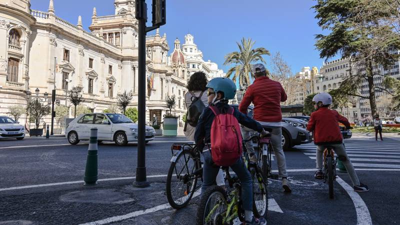 Patinetes y bicicletas deberán situarse en el último coche de las unidades. /EPDA
