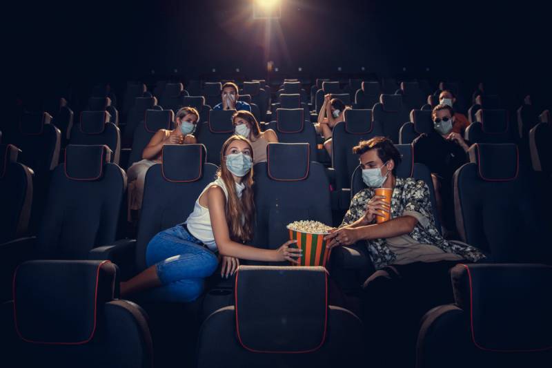 Personas compartiendo palomitas en un cine. EPDA.