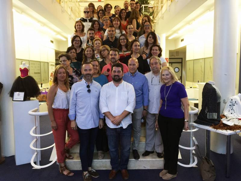 Profesores y alumnos de la Escuela de Formación del Gremio junto a Fran Tochena, Natxo Costa y Miquel Clemades