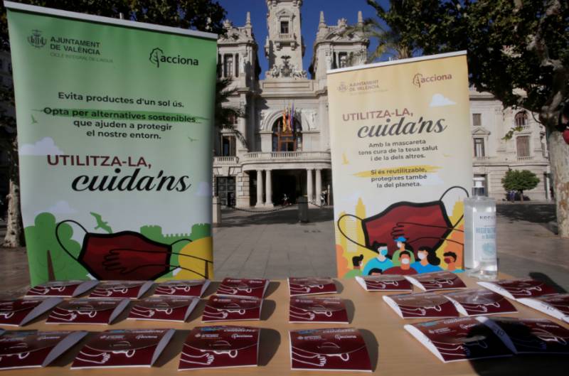 Reparto de mascarillas en barrios de renta baja./ EPDA