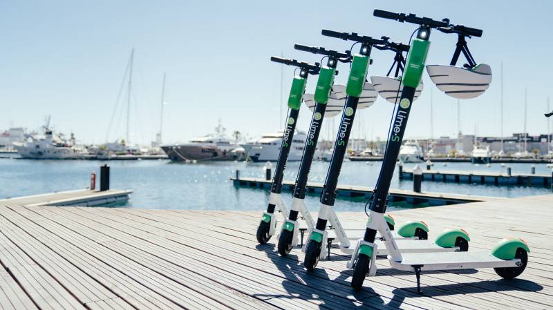 Patinetes LIME en La Marina de Valencia