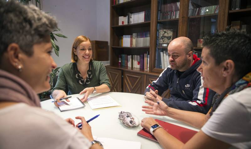 La diputada de Diversidad, Dolors Gimeno, con los representantes de Lambda