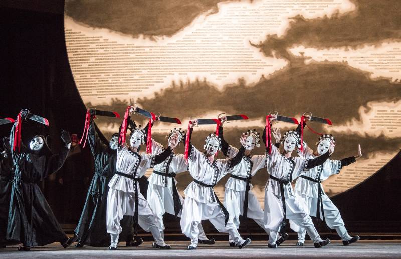 La puesta en escena por el reconocido Andrei Serban está inspirada en las tradiciones teatrales chinas e italianas para evocar una visión de la antigua China