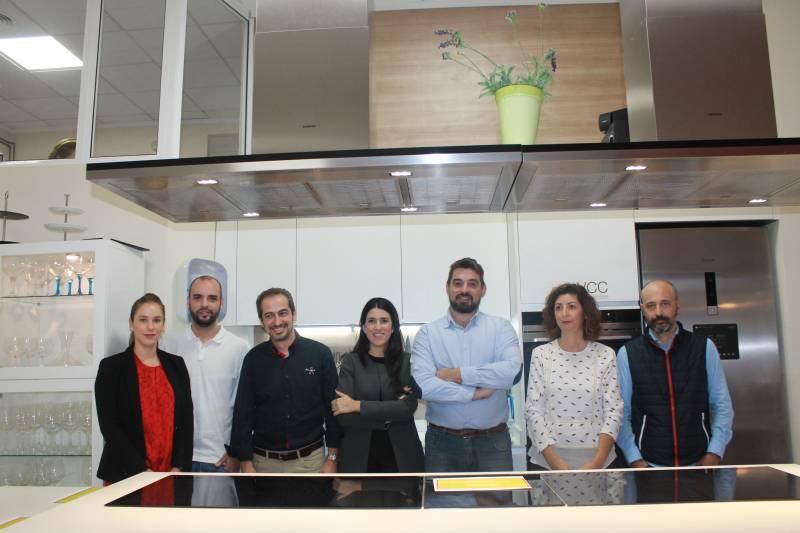 Kristel Backhoff de Bodegas Monte Xánic (Mexico), Carlos Julián, chef ejecutivo del restaurante Ampara (Hospes Palau de la Mar 5*), Sara Valverde de Povasal, Pablo Lozano, gerente de Valencia Club Cocina, Sara Pérez de Torry Harrys, Sebastien Gros de AbNitro y Oscar Expósito de Cosentino