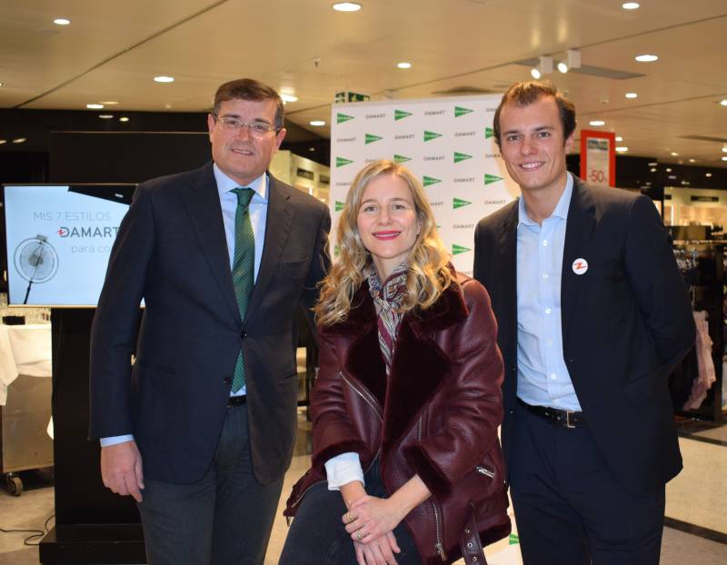 María de León rodeada por Charles Delesalle, representante de Damart en España (derecha) y Pau Pérez Rico, Director Regional de Comunicación y Relaciones Institucionales de El Corte Inglés María de León rodeada por Charles Delesalle, representante de Damart en España (derecha) y Pau Pérez Rico, Director Regional de Comunicación y Relaciones Institucionales de El Corte Inglés