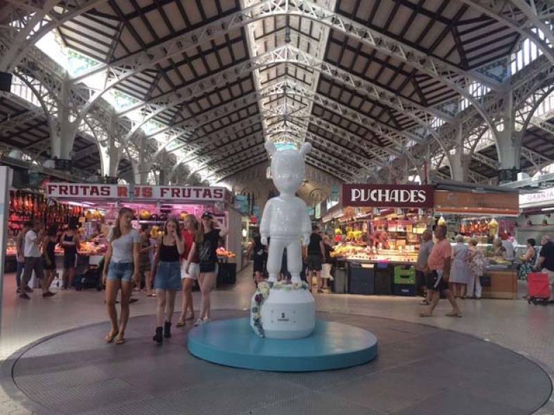 La figura se encuentra ubicada en el espacio central del Mercado.