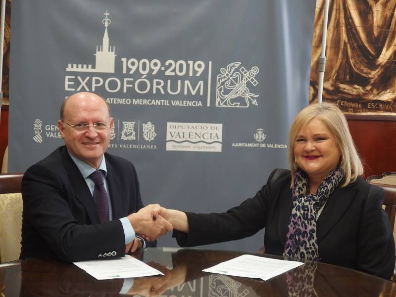 Carmen de Rosa y Juan Sabater en un momento de la firma del convenio