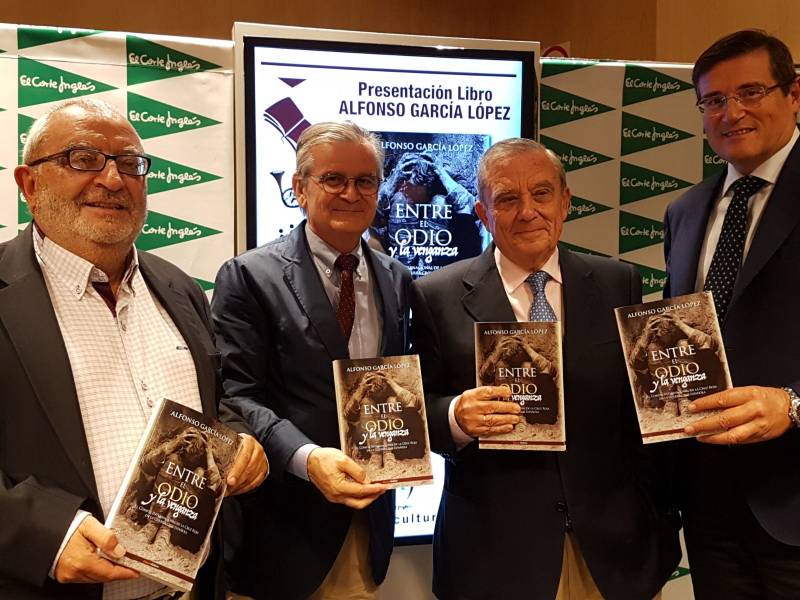 En la imagen de izquierda a derecha, el periodista Julio Tormo,  junto a Rafael Gandía Balaguer, presidente Provincial de la Cruz Roja en Valencia; el autor del libro Alfonso García López y Pau Pérez Rico, director regional de Comunicación y Relaciones Institucionales de El Corte Inglés