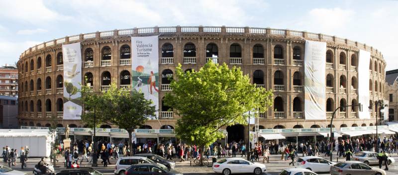 Exterior de la plaza de toros durante 