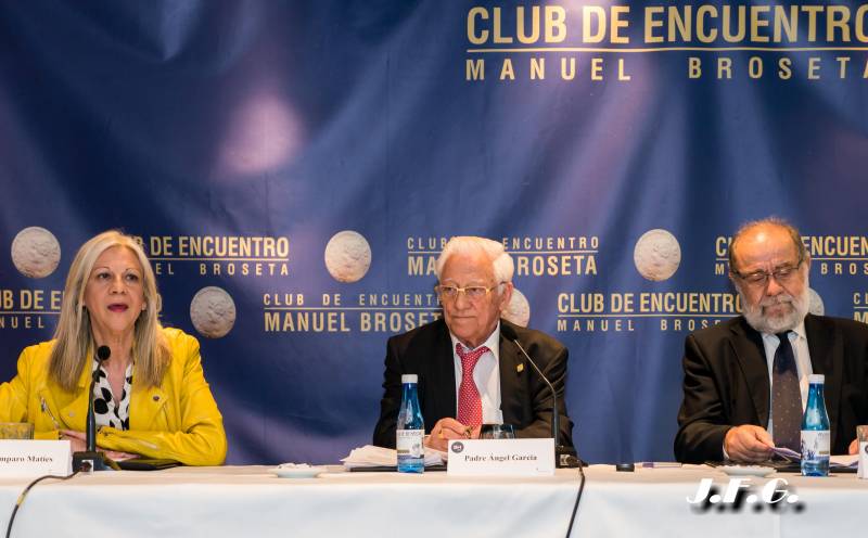 Amparo Matíes, Padre Ángel, Rafael Fernández en Club de Encuentro Manuel Broseta