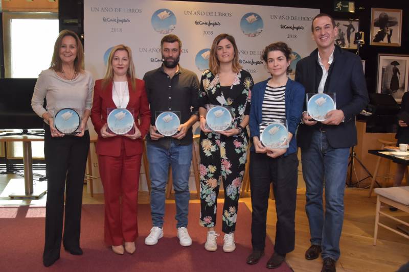María Dueñas, Eva García Sáenz de Urturi, Nacho Carretero, Elvira Sastre, Rosa Samper (editora de Laura Gallego) y Robert Santiago María Dueñas, Eva García Sáenz de Urturi, Nacho Carretero, Elvira Sastre, Rosa Samper (editora de Laura Gallego) y Robert Santiago