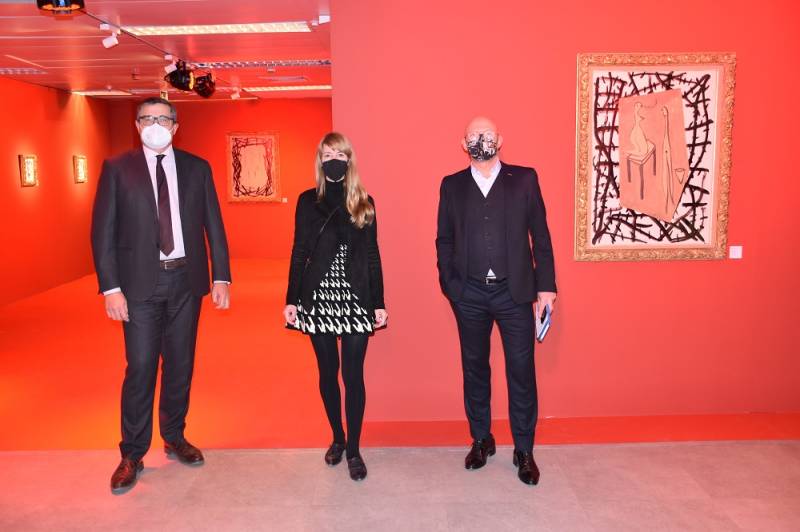 En la fotografía de derecha a izquierda, Xavier Martorell, director del Año Bigas Luna; la comisaria de la exposición, Betty Bigas, y Pau Pérez Rico. EPDA.