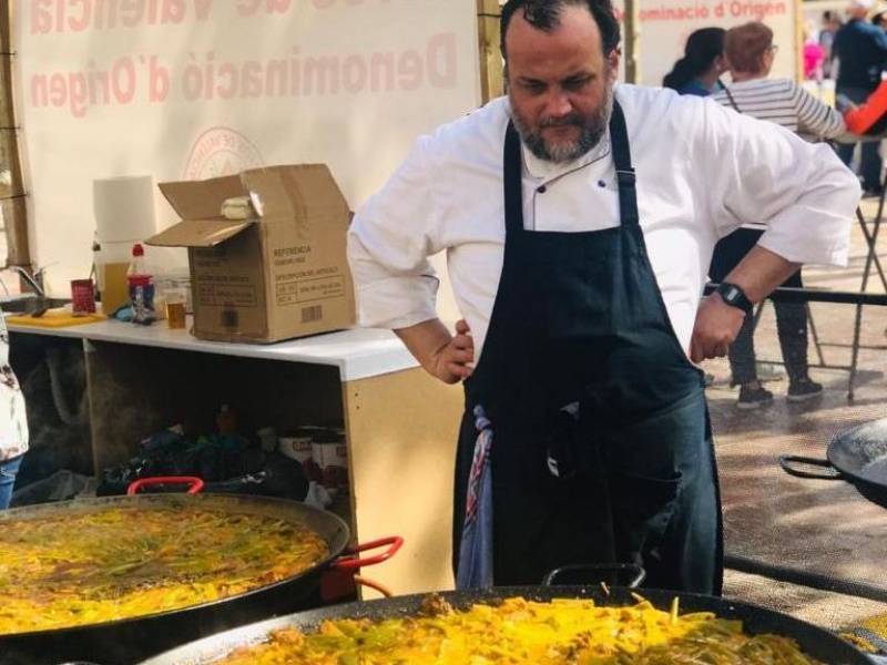 Cristóbal Lisart, de La Bodega de Tofolet, cocinando una paella de pato. Fuente: Cristóbal Lisart