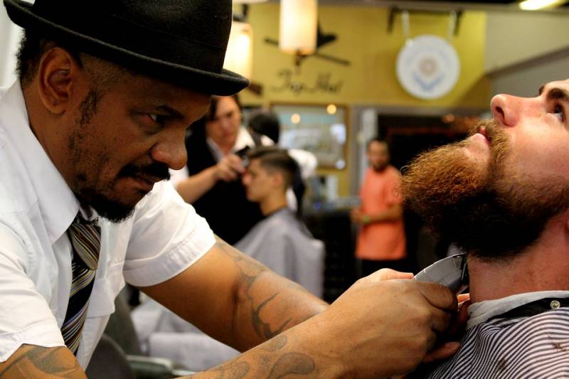 Hombre recortando una barba. EPDA.