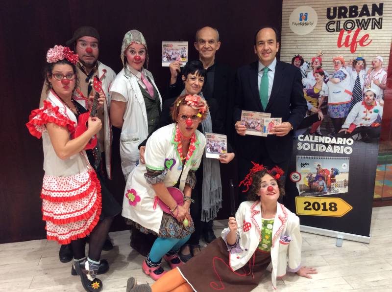 Los voluntarios de PayaSOSpital junto a fátima Arroyo, fotógrafa del calendario; Sergio Claramunt, Director de PayaSOSpital; y Borja Monzó, Comunicación y Relaciones Institucionales de El Corte Inglés