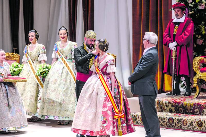 Imposición de banda a Consuelo. /f.a. Imposición de banda a Consuelo. /f.a.