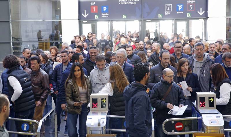 Público en la Feria del Automóvil