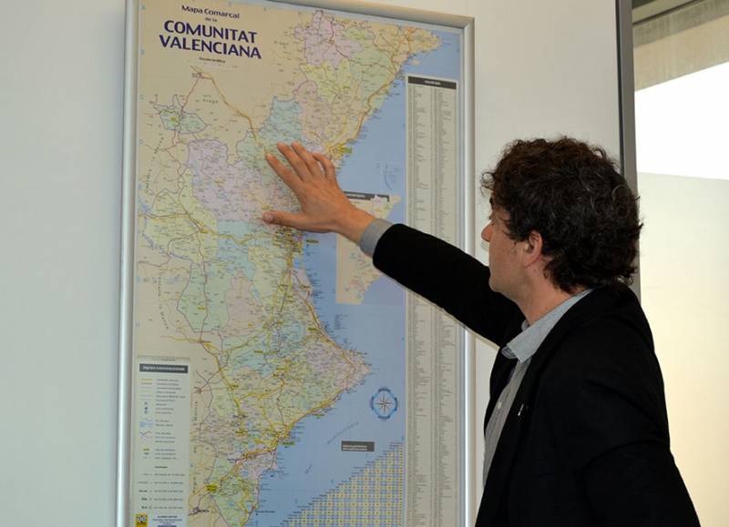 Colomer explica la importancia del turismo para impulsar las comarcas valencianas de interior. FOTO C. G.