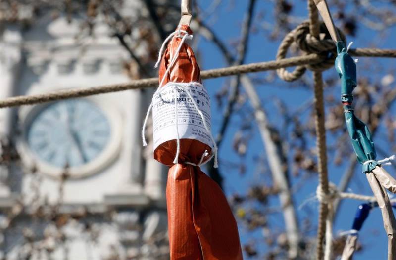 Detalle de uno de los cientos de masclets disparados en una mascletà en la plaza del Ayuntamiento de València con motivo de las Fallas. EFE/ Juan Carlos Cárdenas/Archivo
