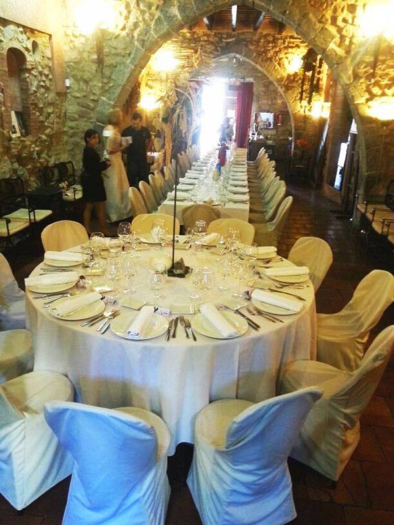 Los comensales pueden disfrutar de la alta cocina en esta acogedora estancia del restaurante Palau del Duc 