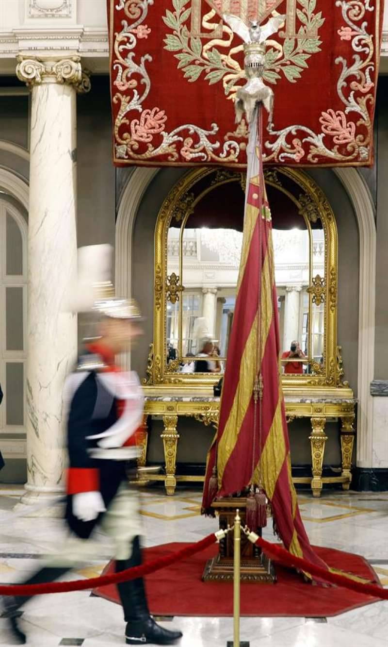 Real Senyera expuesta al público en el Salón de Cristal del Ayuntamiento de València. Imagen de archivo/EPDA. 