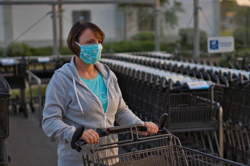 Mujer comprando con mascarilla. EPDA.