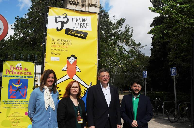 Visita de Ximo Puig y Sandra Gómez a la Fira del Llibre