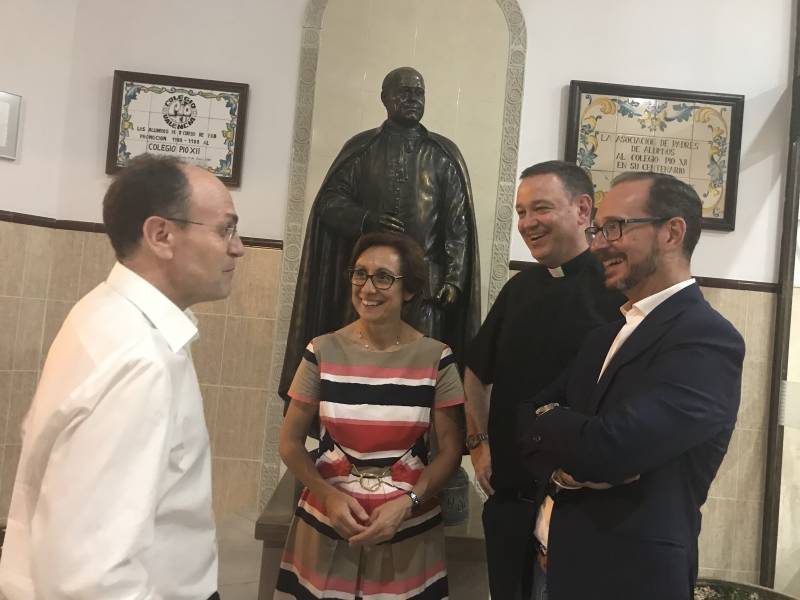 Antonio Peña, ex director del Centro, Vicenta Rodríguez, presidenta de la Fundación Escuela Viva; José Miguel Martínez, delegado en España de la hermandad de Sacerdotes Operarios Diocesanos y Miguel Ángel Mora, gerente de la Fundación y nuevo director titular del Colegio