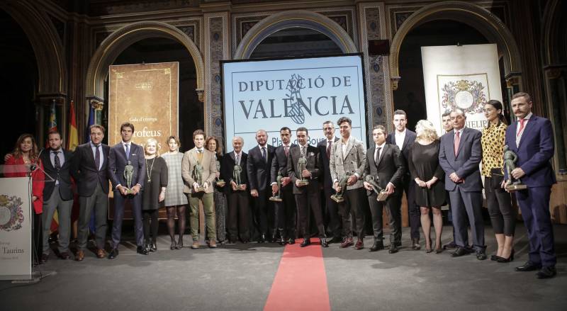 Foto familia premiados en las Ferias Taurinas de Fallas y Julio