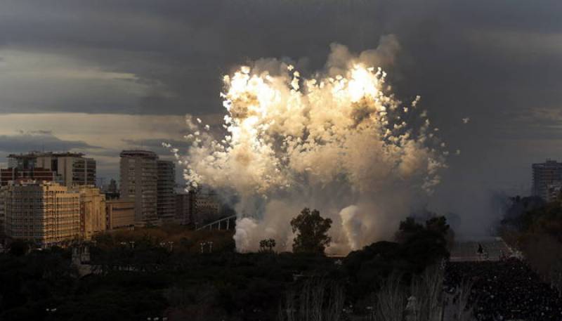 Detalle de uno de los cientos de masclets disparados en una mascletà en la plaza del Ayuntamiento de València con motivo de las Fallas. EFE/ Juan Carlos Cárdenas/Archivo
