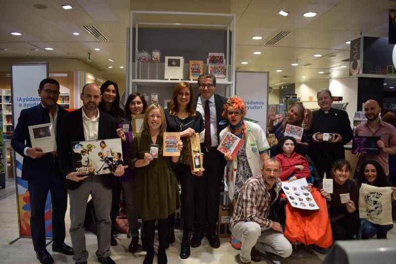 Representantes de todas las asociaciones junto a Pau Pérez Rico, director de Comunicación y Relaciones Institucionales de El Corte Inglés, hoy en el centro de Avenida de Francia