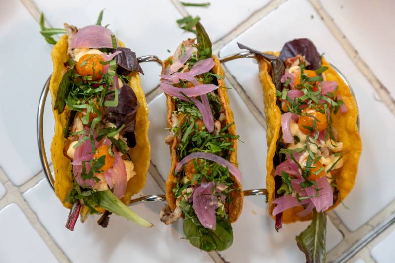 Taco de pollo con cremoso de boniato./EPDA