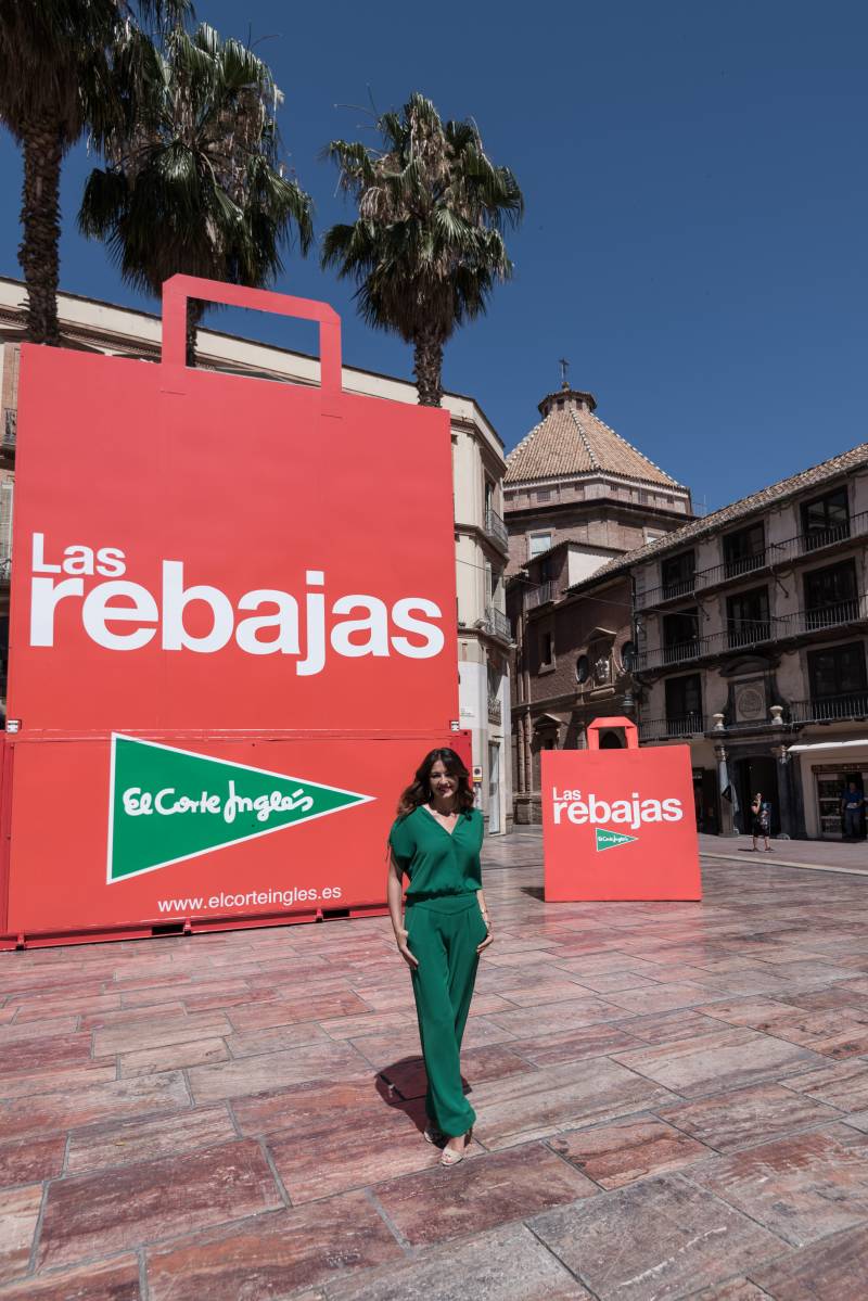 José Toledo posa delante la bolsa de rebajas