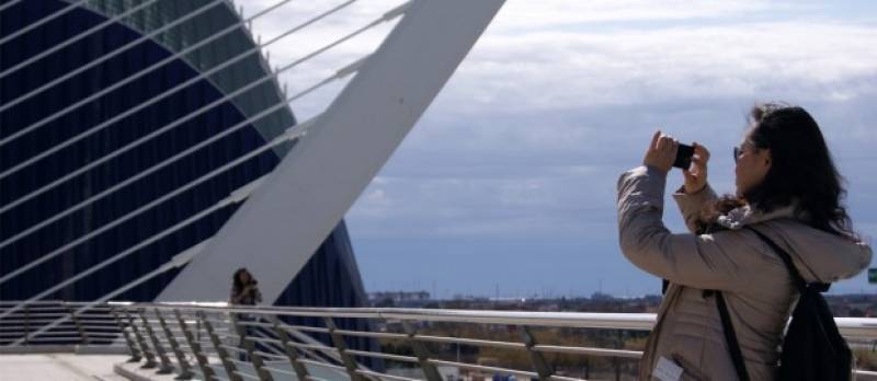 Una turista en la Ciudad de las Artes y las Ciencias de Valencia. FOTO VIU