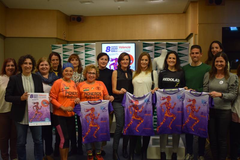 Borja Santamaría, gerente de la Fundación Deportiva Municipal; Maravillas Aparicio, directora del 10KFem; Cristina Mora del departamento de Comunicación y Relaciones Institucionales de El Corte Inglés, junto a algunas de las atletas que participarán el domingo en la carrera