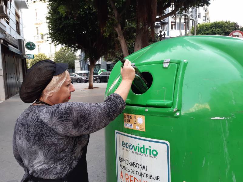 HOSTELERA DEPOSITANDO VIDRIO