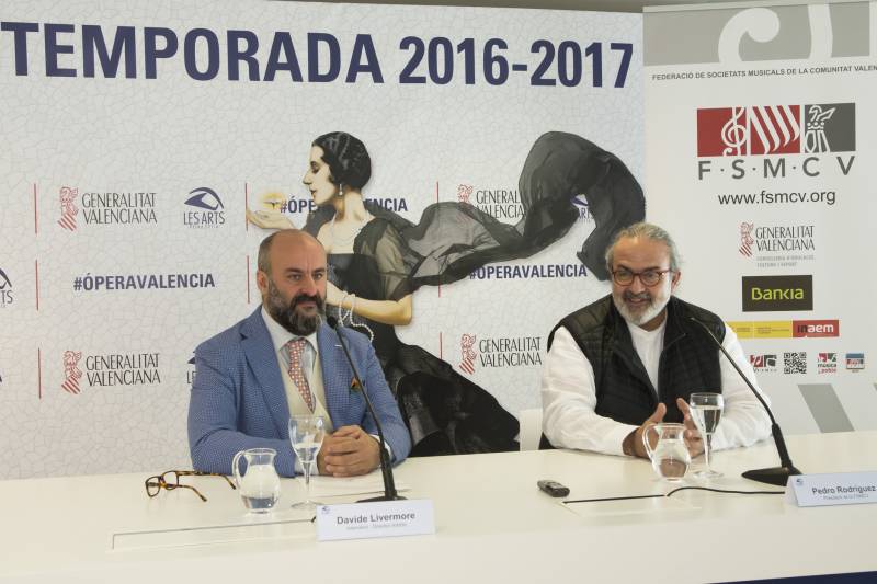 El intendente y director artístico de Les Arts, Davide Livermore, y el presidente de la FSMCV, Pedro Rodríguez