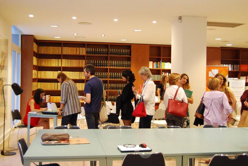 Espido Freire firmando Espido Freire firmando
